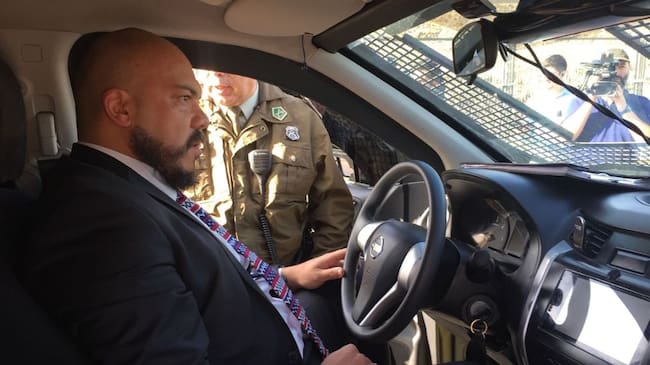 Subsecretario Vergara inspecciona un automóvil policial. / ADN.cl