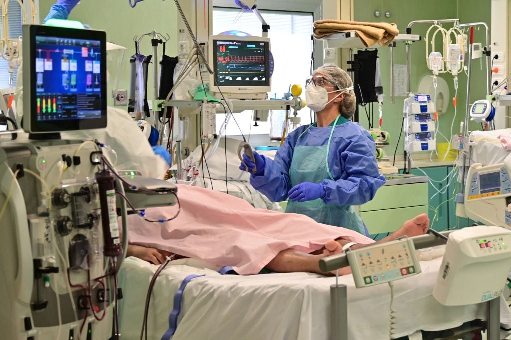 Trabajadora de la salud cuida a paciente Covid-19 en un hospital de Italia
