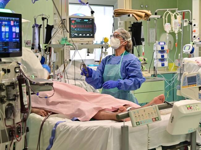 Trabajadora de la salud cuida a paciente Covid-19 en un hospital de Italia