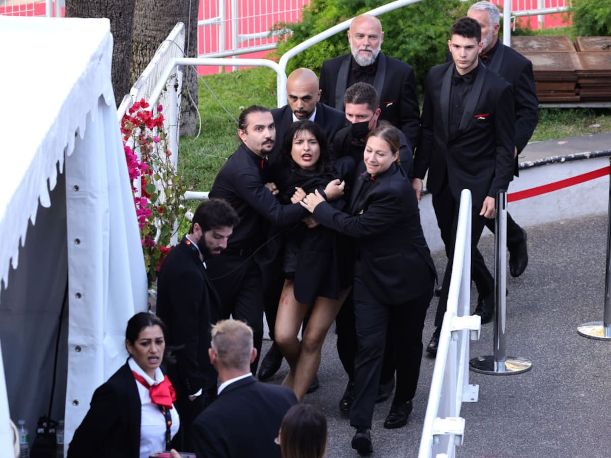 Protesta en Festival de Cannes: Mujer irrumpió en alfombra roja para visibilizar la violencia sexual que se vive durante la guerra en Ucrania