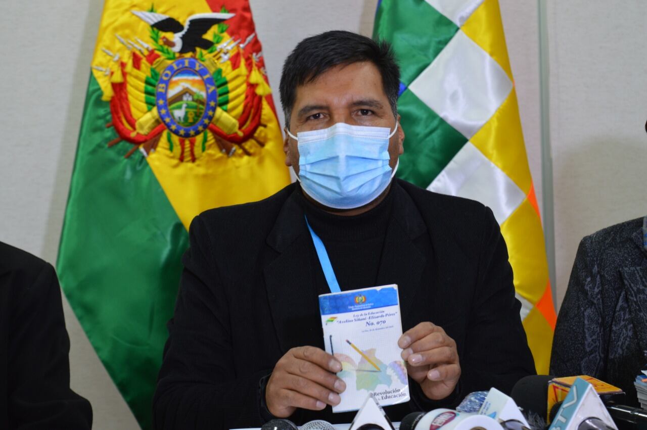 El ministro de educación boliviano Adrián Quelca