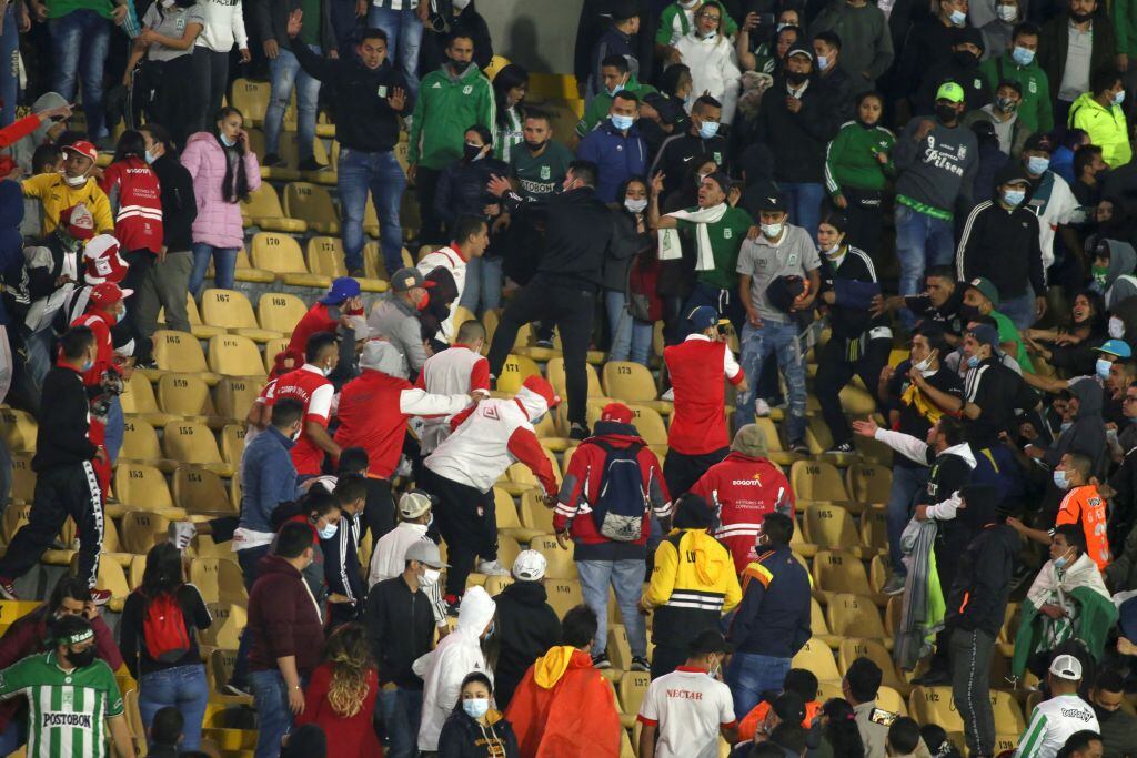 Batalla entre seguidores de Independiente Santa Fe y Atlético Nacional