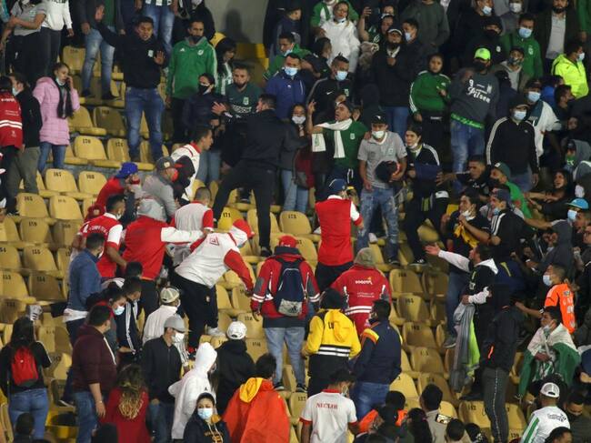 Batalla entre seguidores de Independiente Santa Fe y Atlético Nacional