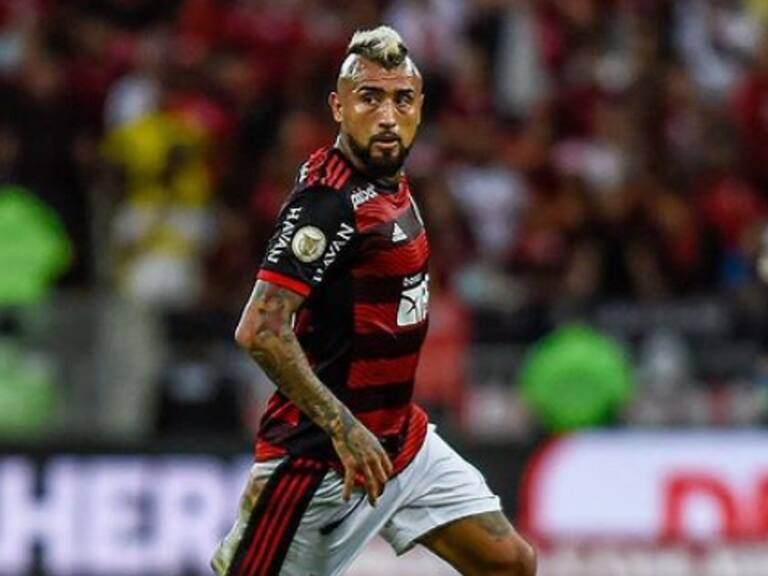 Lloró en la distancia: Arturo Vidal hizo un live con su hermana para participar de velorio de su padre