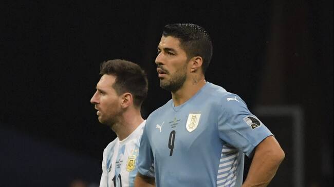 Argentina's Lionel Messi (L) and Uruguay's Luis Suarez are pictured during their Conmebol Copa America 2021 football tournament group phase match at the Mane Garrincha Stadium in Brasilia, on June 18, 2021. (Photo by NELSON ALMEIDA / AFP) (Photo by NELSON ALMEIDA/AFP via Getty Images)
