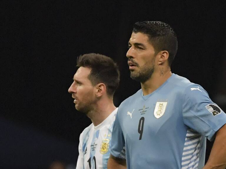 Argentina&#039;s Lionel Messi (L) and Uruguay&#039;s Luis Suarez are pictured during their Conmebol Copa America 2021 football tournament group phase match at the Mane Garrincha Stadium in Brasilia, on June 18, 2021. (Photo by NELSON ALMEIDA / AFP) (Photo by NELSON ALMEIDA/AFP via Getty Images)