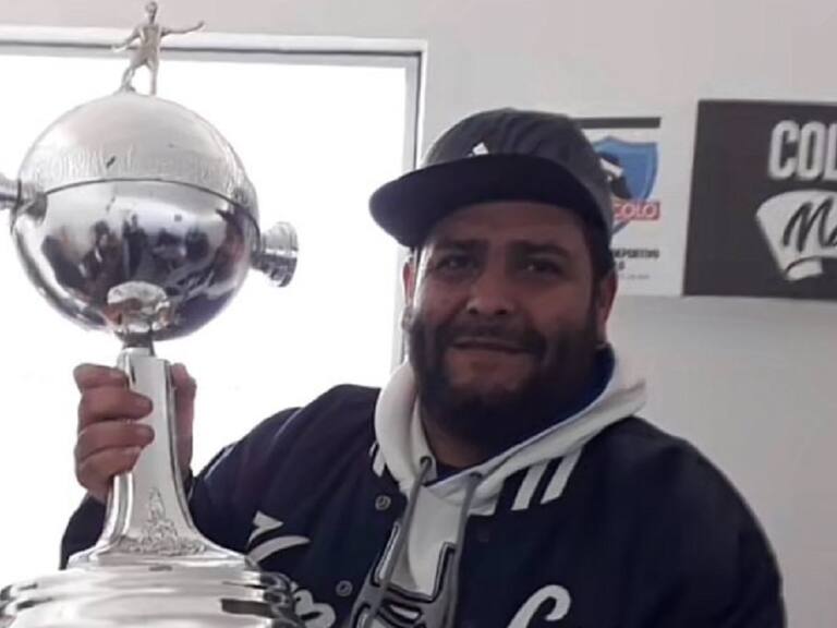 Un ataúd con los colores albos, bombos y una petición de justicia por su muerte: Los detalles del funeral del «Guatón Carlos»