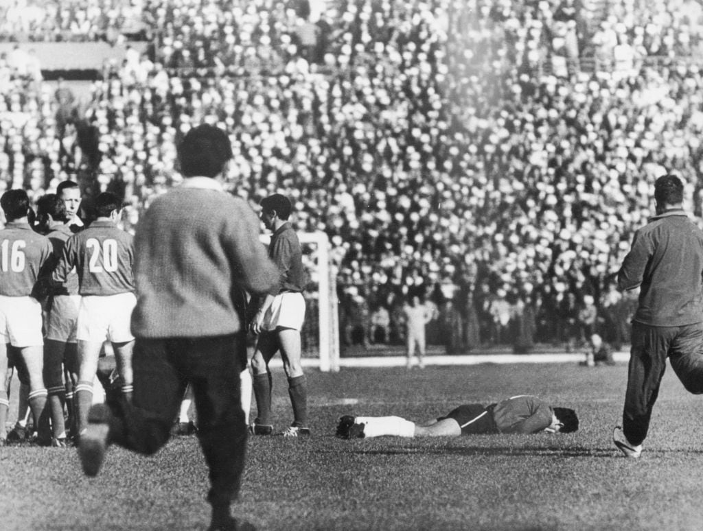 Ken Aston discute con los jugadores italianos, mientras uno chileno está golpeado en el suelo. Foto: Getty Images
