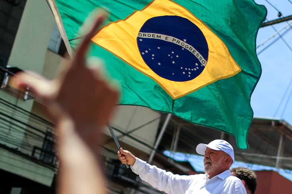 Luiz Inácio Lula Da Silva con la bandera de Brasil en un acto de campaña