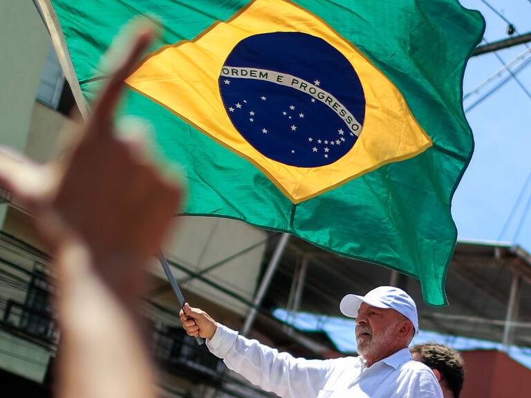 Luiz Inácio Lula Da Silva con la bandera de Brasil en un acto de campaña