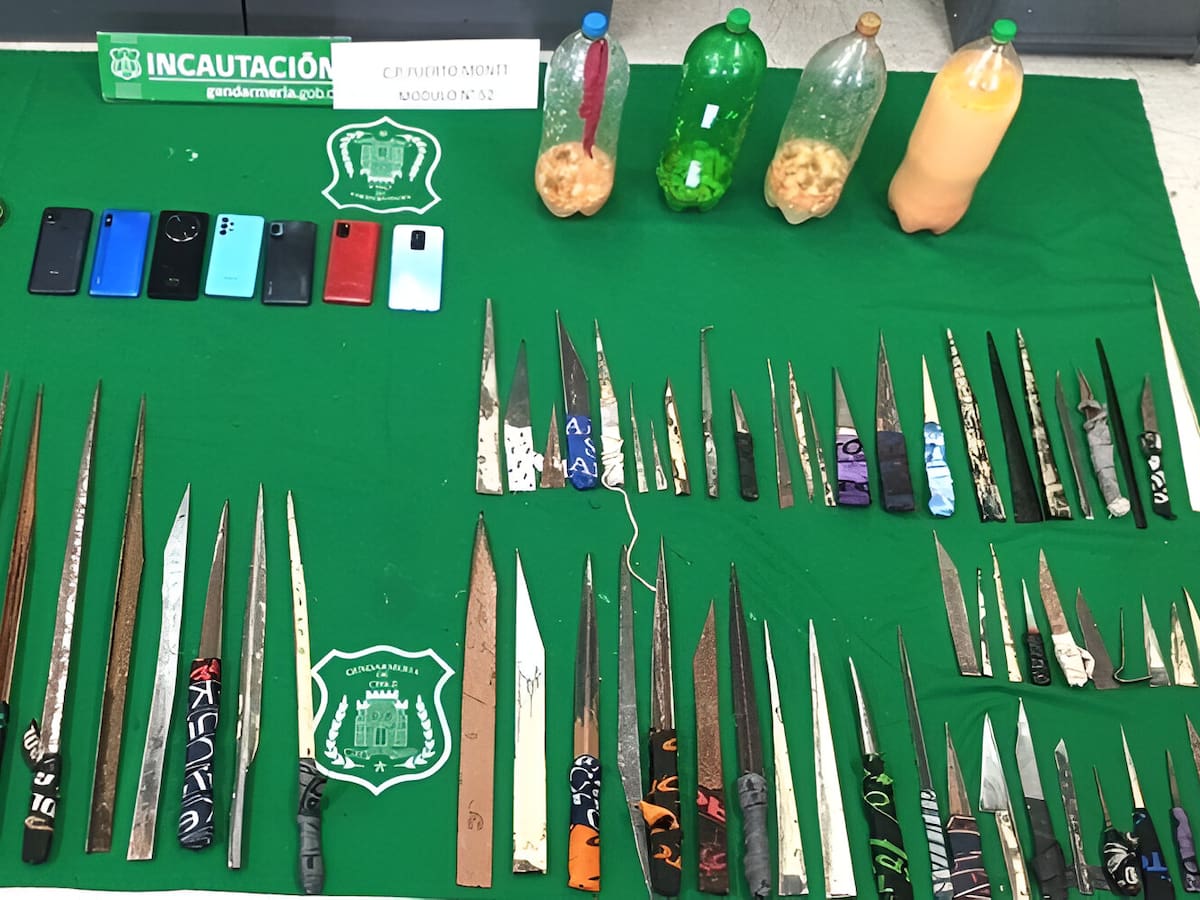 Incautan más de 100 armas artesanales, droga y dos sierras en cárcel de Puerto Montt