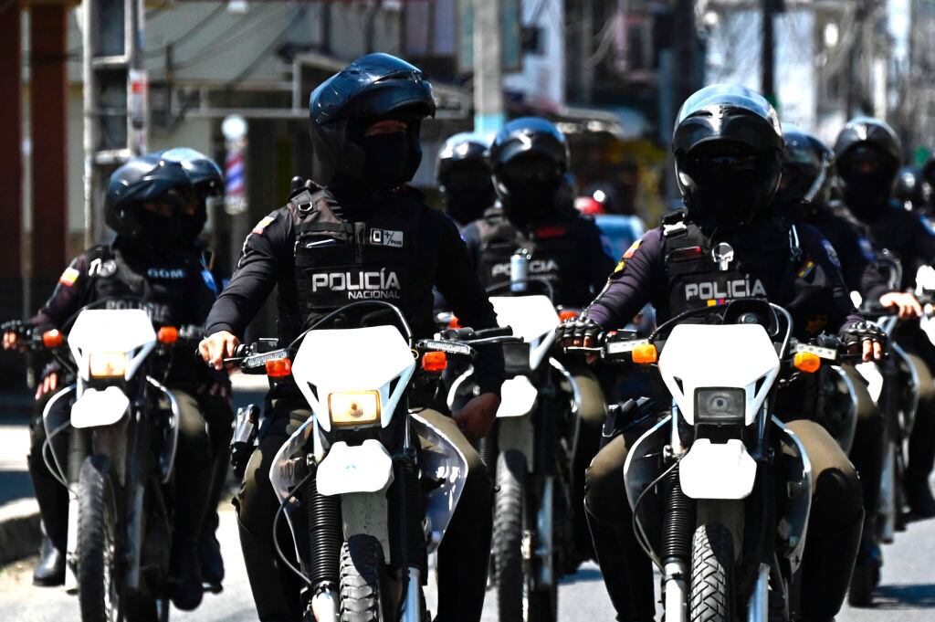 Efectivos de la Policía de Ecuador patrullan en grupos en motocicletas las calles ante el alza del crimen organizado y la violencia del narcotráfico