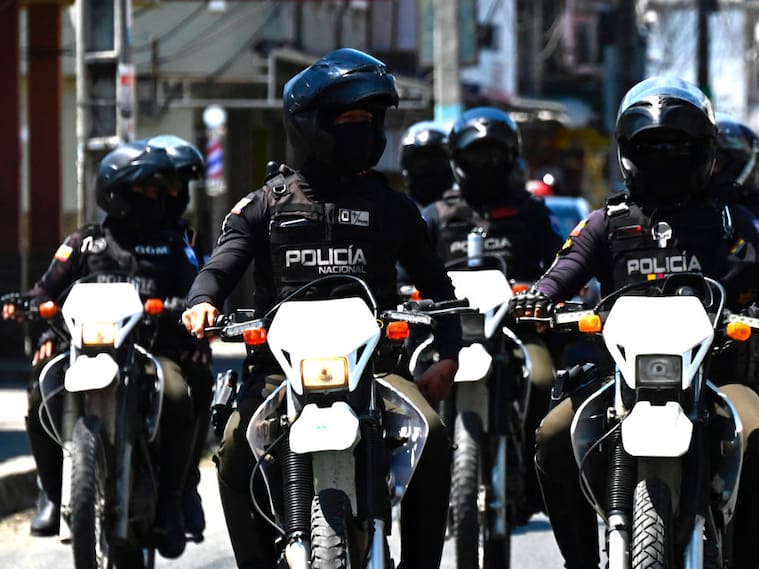 Efectivos de la Policía de Ecuador patrullan en grupos en motocicletas las calles ante el alza del crimen organizado y la violencia del narcotráfico