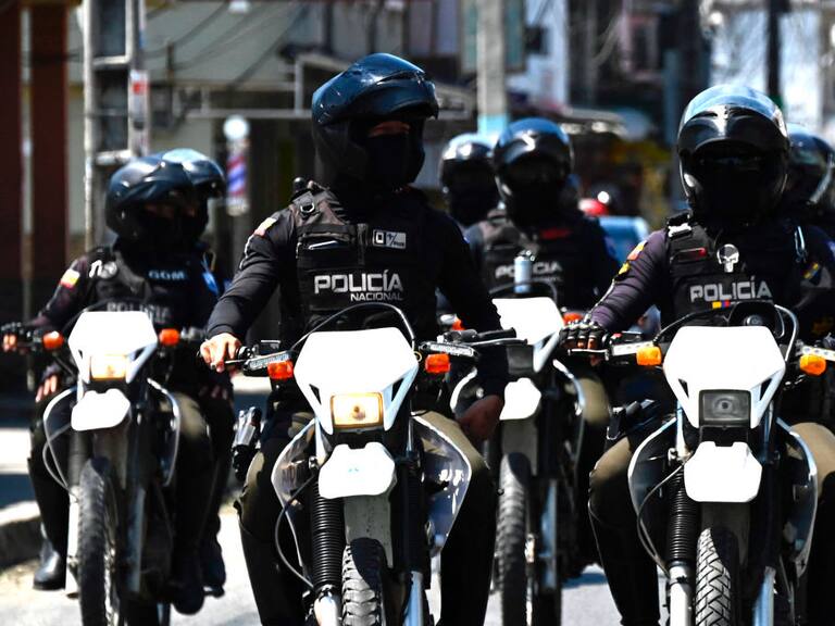 Efectivos de la Policía de Ecuador patrullan en grupos en motocicletas las calles ante el alza del crimen organizado y la violencia del narcotráfico