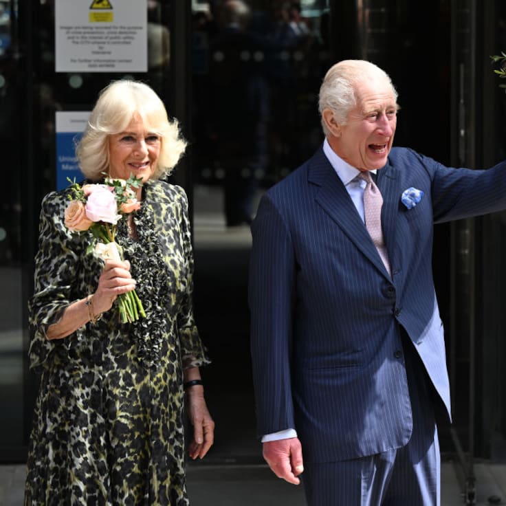 Junto a la reina Camilla: rey Carlos III retoma sus funciones públicas con visita a centro oncológico en Londres
