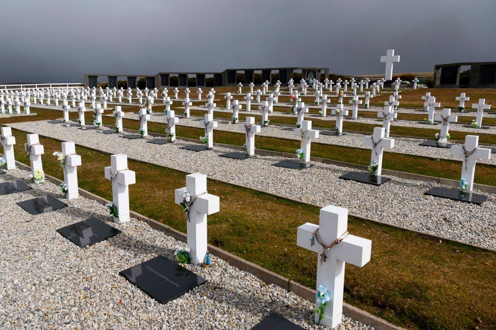 Tumbas en el cementerio de víctimas argentinas de la Guerra de las Malvinas