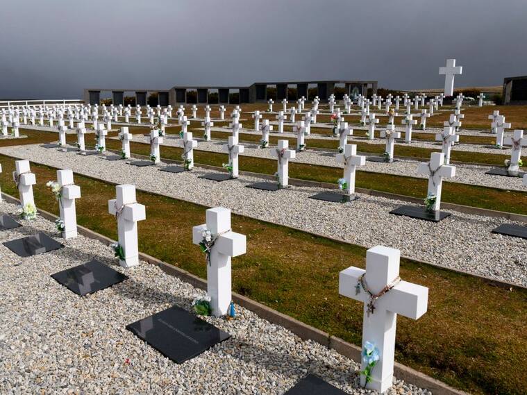 Tumbas en el cementerio de víctimas argentinas de la Guerra de las Malvinas