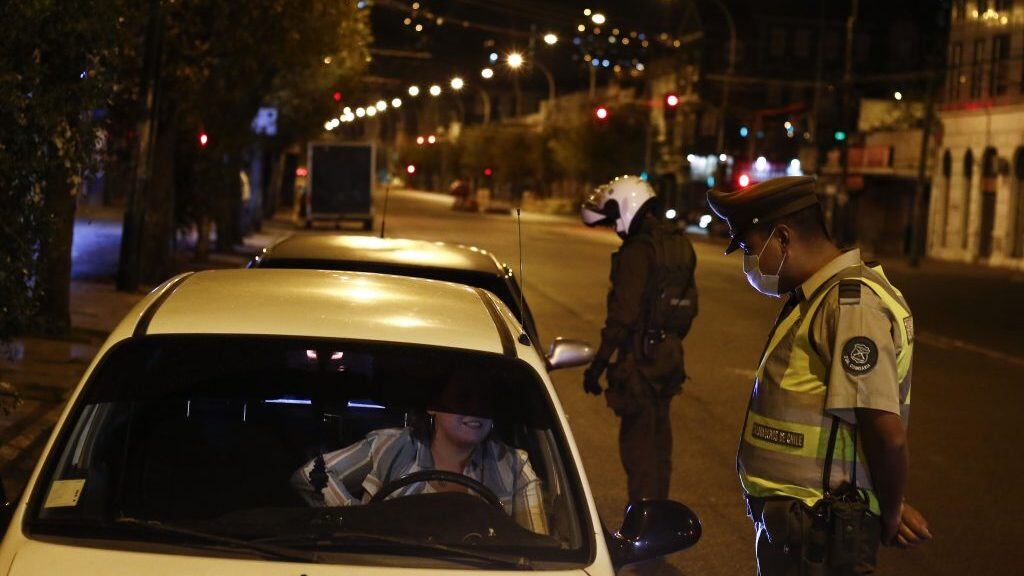 05 DE ABRIL DE 2021/VALPARAISOUn efectivo de Carabineros revisa documentos a una conductora en avenida Pedro Montt en el primer dia luego que el toque de queda se adelantara a las 21 horas, como medida restrictiva por el aumento de casos de Coronavirus en el pais.
FOTO: LEONARDO RUBILAR CHANDIA/AGENCIAUNO