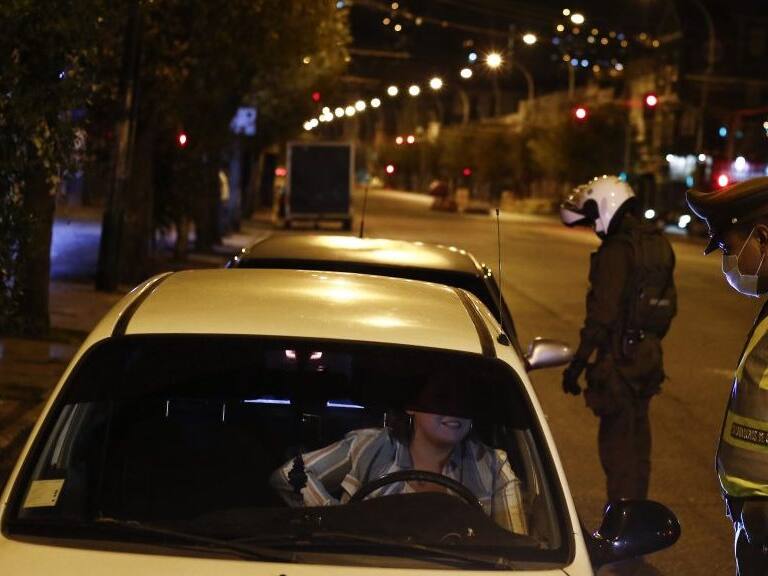 05 DE ABRIL DE 2021/VALPARAISOUn efectivo de Carabineros revisa documentos a una conductora en avenida Pedro Montt en el primer dia luego que el toque de queda se adelantara a las 21 horas, como medida restrictiva por el aumento de casos de Coronavirus en el pais.
FOTO: LEONARDO RUBILAR CHANDIA/AGENCIAUNO