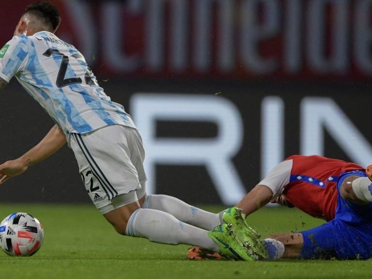 Chile&#039;s Guillermo Maripan (R) fouls Argentina&#039;s Lautaro Martinez in the area during their South American qualification football match for the FIFA World Cup Qatar 2022 at the Estadio Unico Madre de Ciudades stadium in Santiago del Estero, Argentina, on June 3, 2021. (Photo by Juan Mabromata / various sources / AFP) (Photo by JUAN MABROMATA/POOL/AFP via Getty Images)