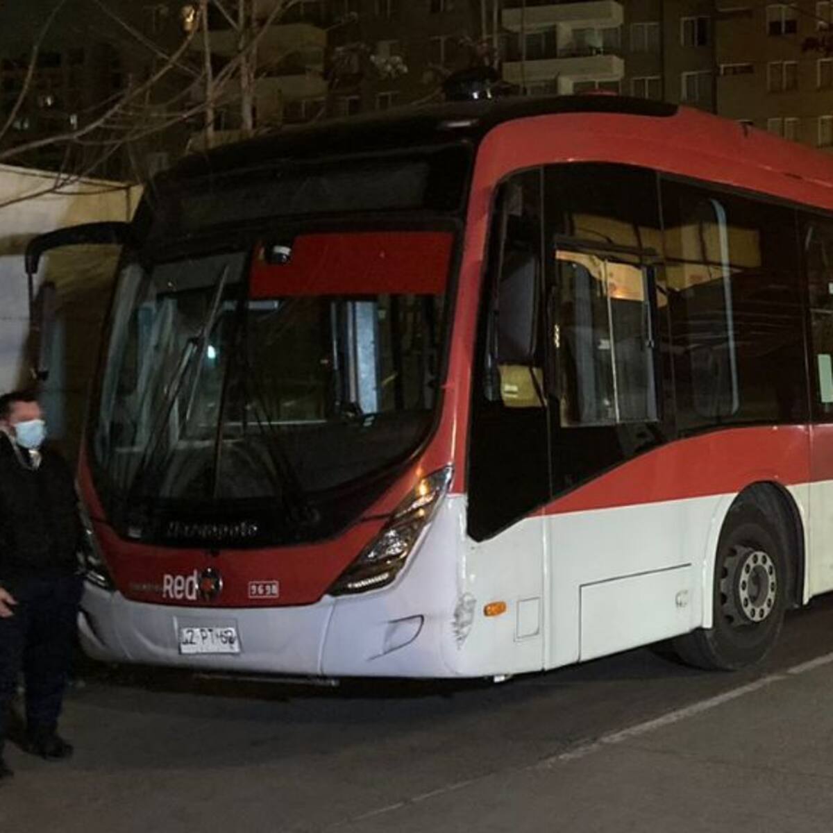 Violento asalto en bus del transporte público deja a un funcionario municipal de Santiago apuñalado