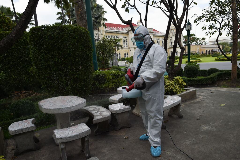 Trabajador desinfecta las calles en Tailandia