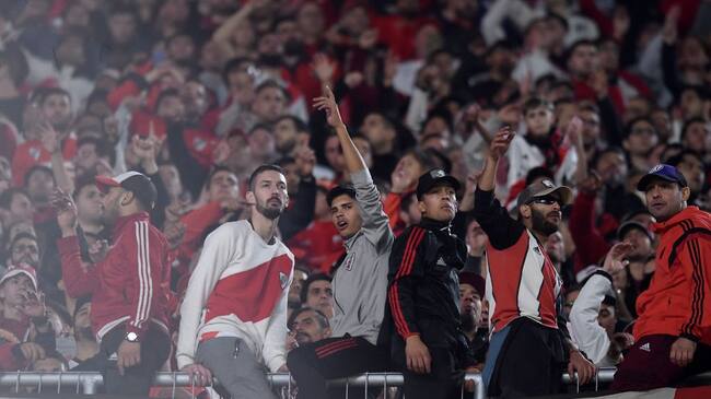 BUENOS AIRES, ARGENTINA - APRIL 13: Fans of River Plate cheer during the Copa CONMEBOL Libertadores 2022 match between River Plate and Fortaleza at Estadio Monumental Antonio Vespucio Liberti on April 13, 2022 in Buenos Aires, Argentina. (Photo by Marcelo Endelli/Getty Images)