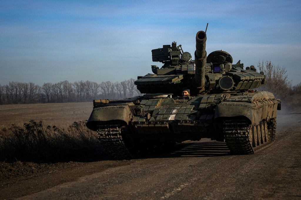 Un tanque del ejército de Ucrania avanza por un camino en la región de Donetsk