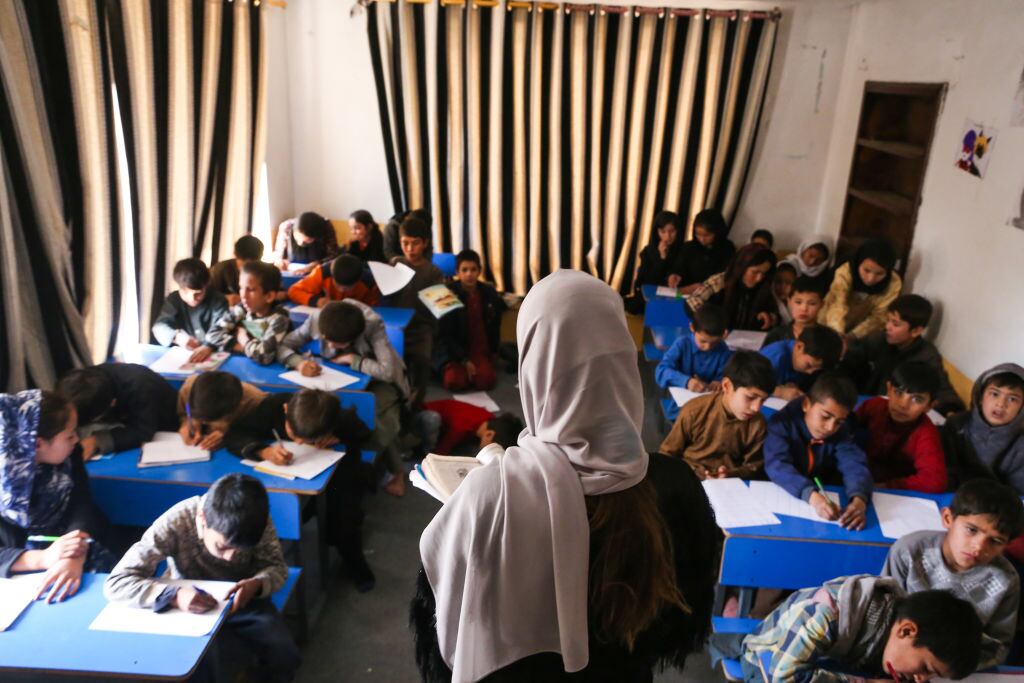 Sala de clases en Kabul solamente con niños por las medidas de los talibanes