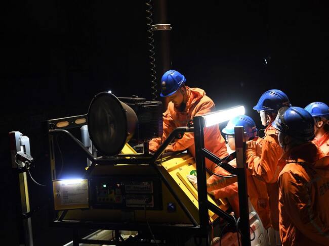 Los rescatistas desarrollan labores en la mina de la ciudad de Chongqing