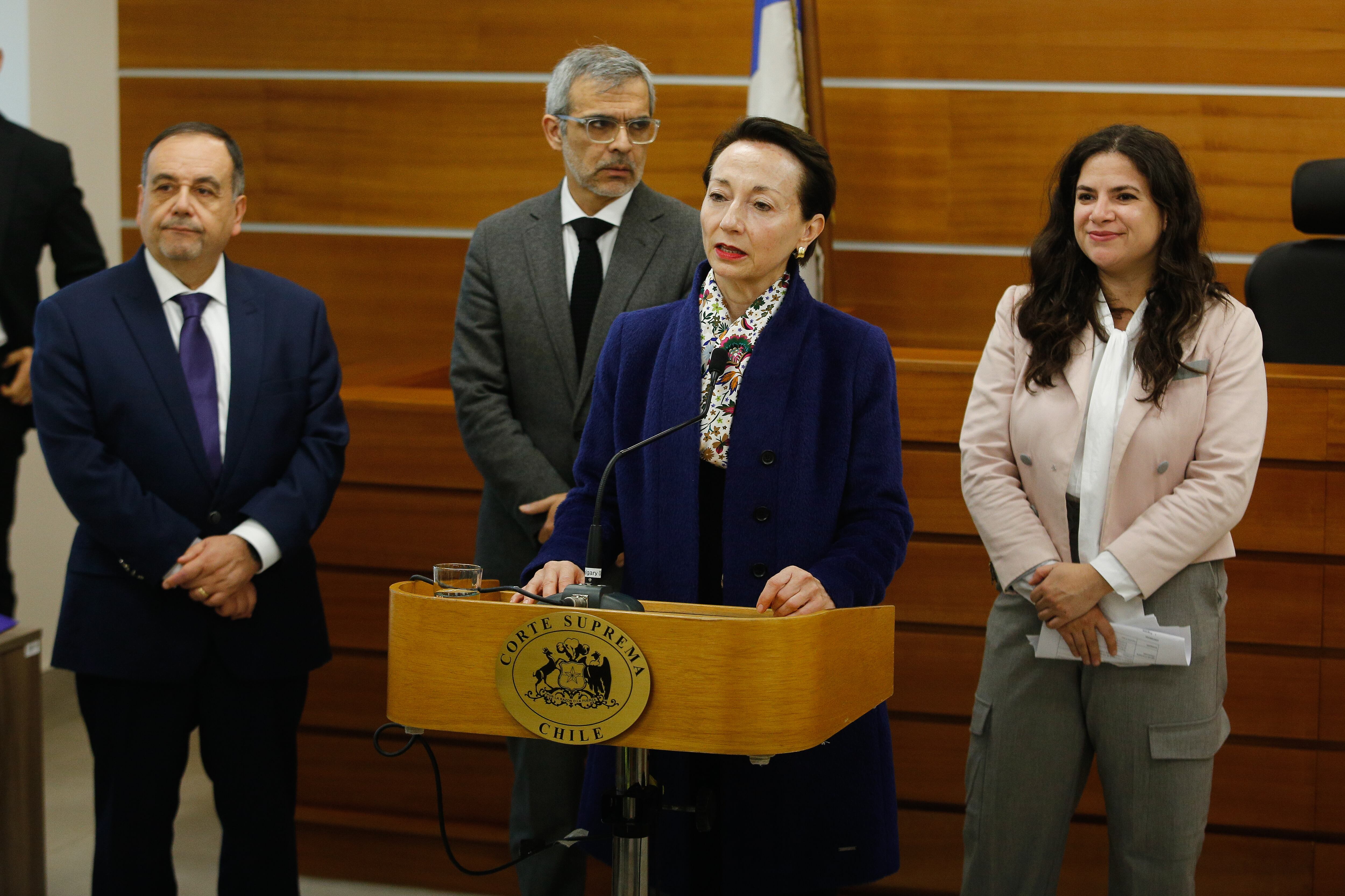 Agencia Uno | La ministra de la Mujer, Antonia Orellana, junto a la ministra de la Corte Suprema, Gloria Ana Chevesich, y el ministro de Justicia, Luis Cordero, entregan balance y cifras del primer año de la Ley "Papito Corazón"