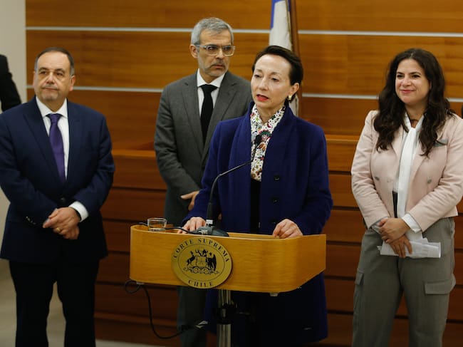 Agencia Uno | La ministra de la Mujer, Antonia Orellana, junto a la ministra de la Corte Suprema, Gloria Ana Chevesich, y el ministro de Justicia, Luis Cordero, entregan balance y cifras del primer año de la Ley "Papito Corazón"