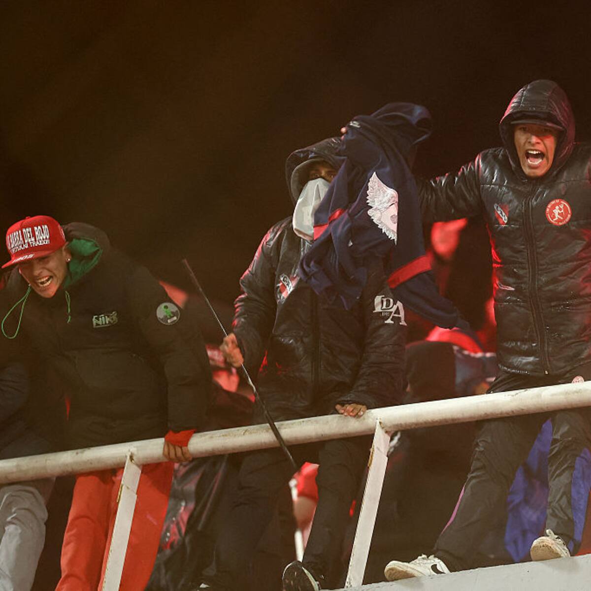 Noche terrorífica: registros revelan hinchas de la U brutalmente golpeados y otro lanzado al vacío en Buenos Aires