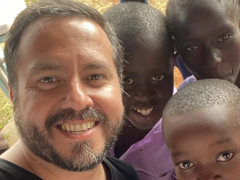 Nadab Sandoval, profesor que se hizo viral tras enseñar «El baile de los que sobran» a estudiantes en Kenia: «Me tocó ver la cara cruda de África»