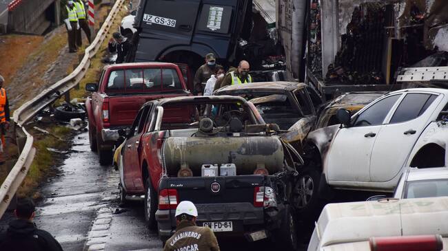 09 DE OCTUBRE DE 2020 / VICTORIA Un grave choque múltiple ocurrió esta mañana en la ruta 5 sur altura Victoria, región de la Araucanía. Al menos 2 muertos y 4 heridos dejó la colisión que terminó con varios vehículos incendiados.
FOTO: ROCIO CUMINAO /AGENCIAUNO