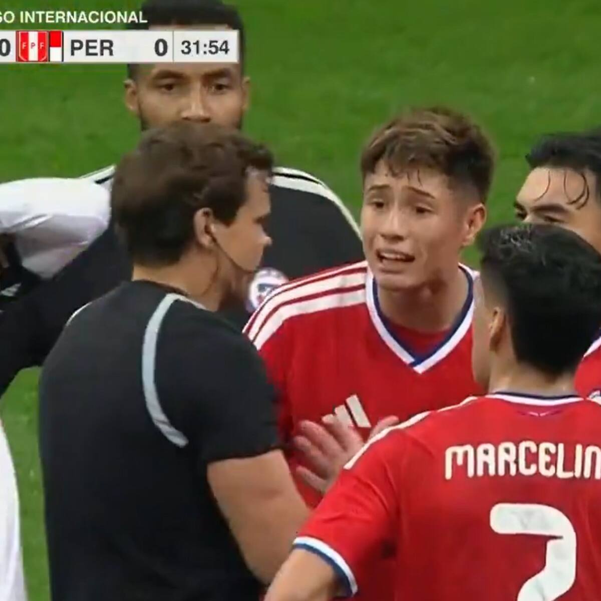Se les olvidó el reglamento: Perú se pone en ventaja con penal y expulsión contra Chile