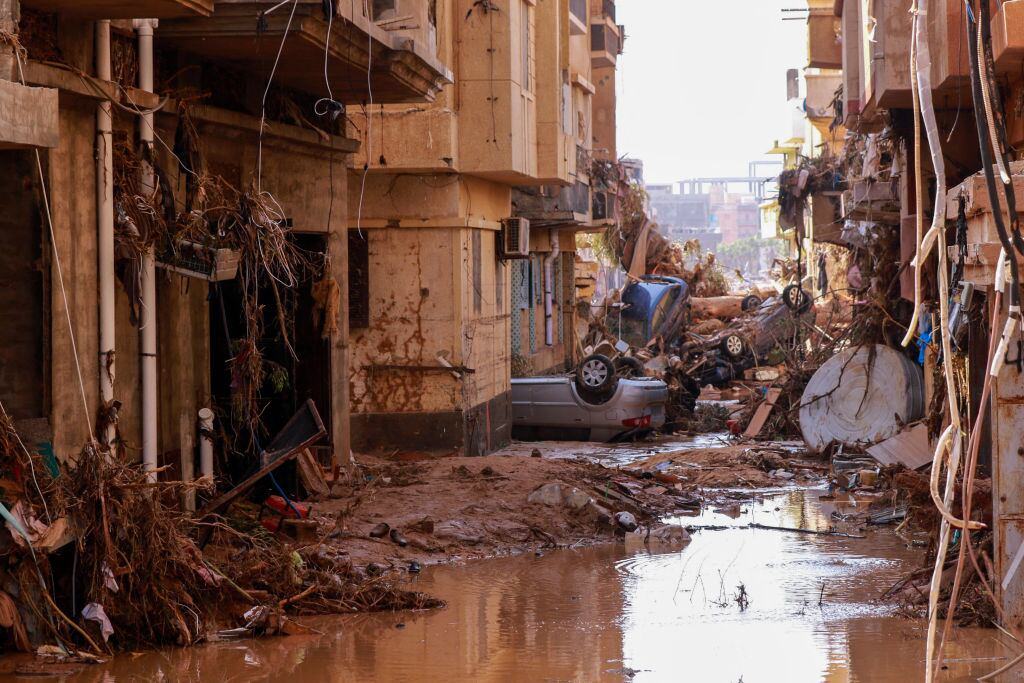 Autos volcados y calles llenas de agua y tierra tras paso de tormenta por Libia