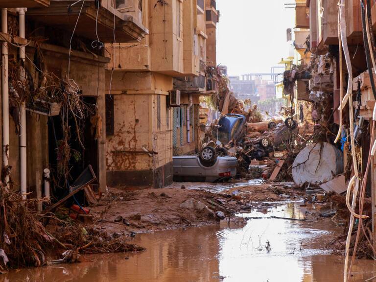 Autos volcados y calles llenas de agua y tierra tras paso de tormenta por Libia