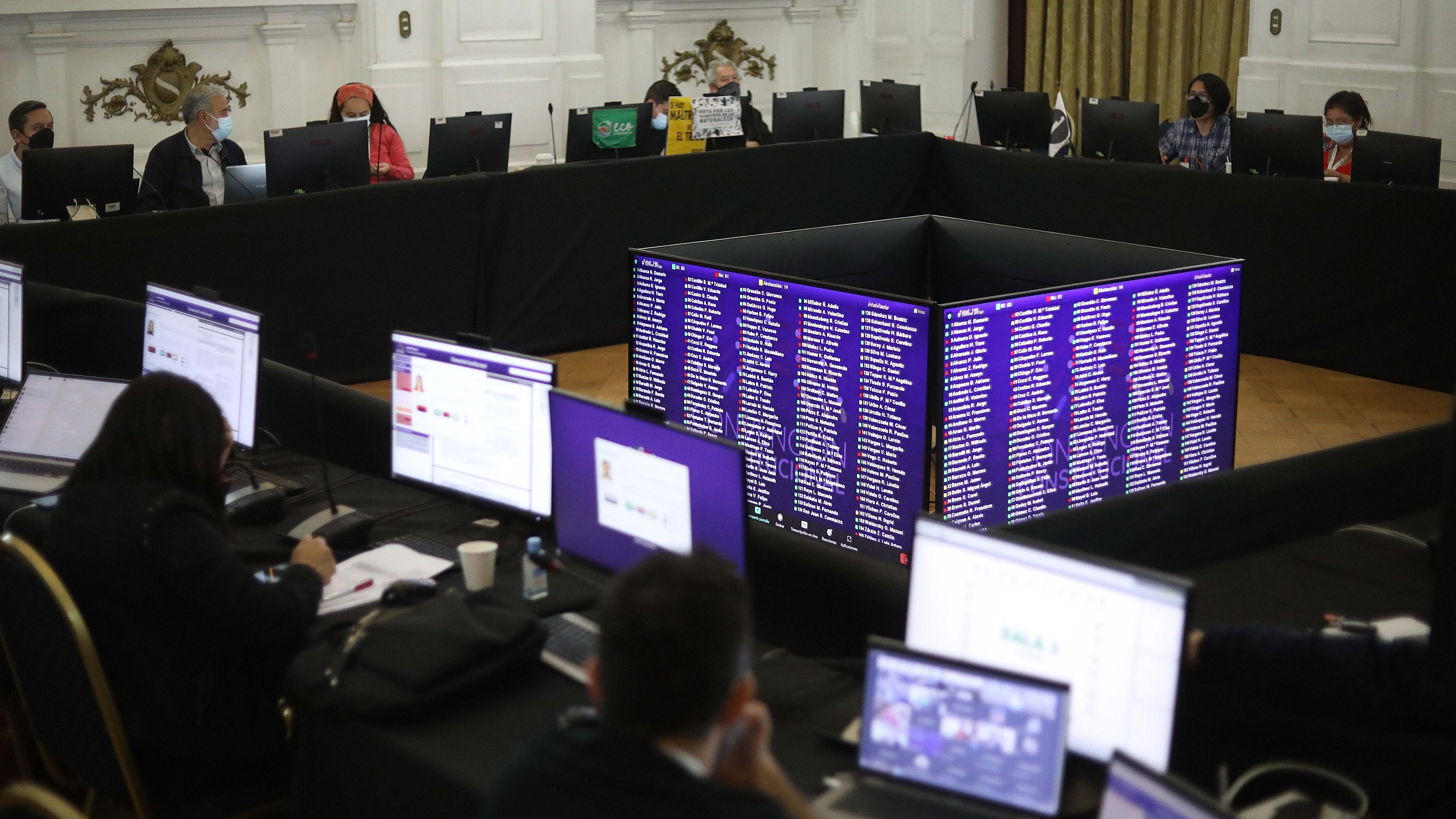 11 de Abril del 2022/SANTIAGOlas votaciones en la pantalla, durante la Sesión N°80 del Pleno de la Convención Constitucional, que se realiza en el ex congreso Nacional.
FOTO: SEBASTIAN BELTRAN GAETE/AGENCIAUNO