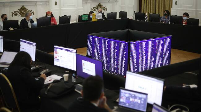 11 de Abril del 2022/SANTIAGOlas votaciones en la pantalla, durante la Sesión N°80 del Pleno de la Convención Constitucional, que se realiza en el ex congreso Nacional.
FOTO: SEBASTIAN BELTRAN GAETE/AGENCIAUNO