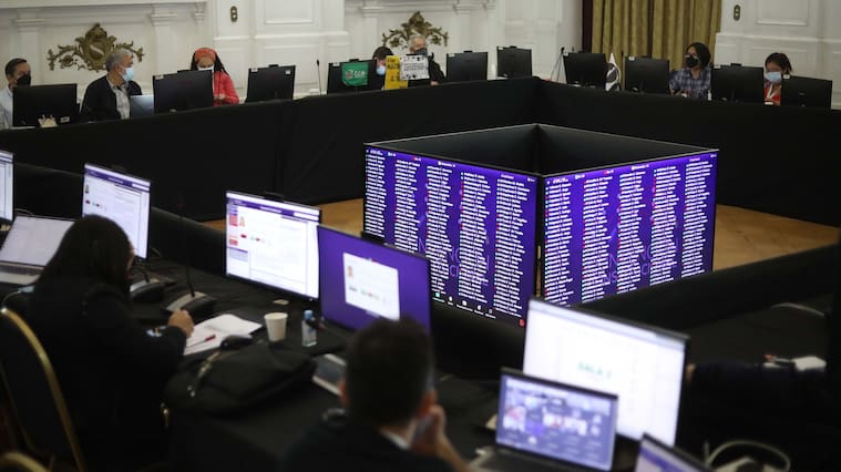 11 de Abril del 2022/SANTIAGOlas votaciones en la pantalla, durante la Sesión N°80 del Pleno de la Convención Constitucional, que se realiza en el ex congreso Nacional.
FOTO: SEBASTIAN BELTRAN GAETE/AGENCIAUNO
