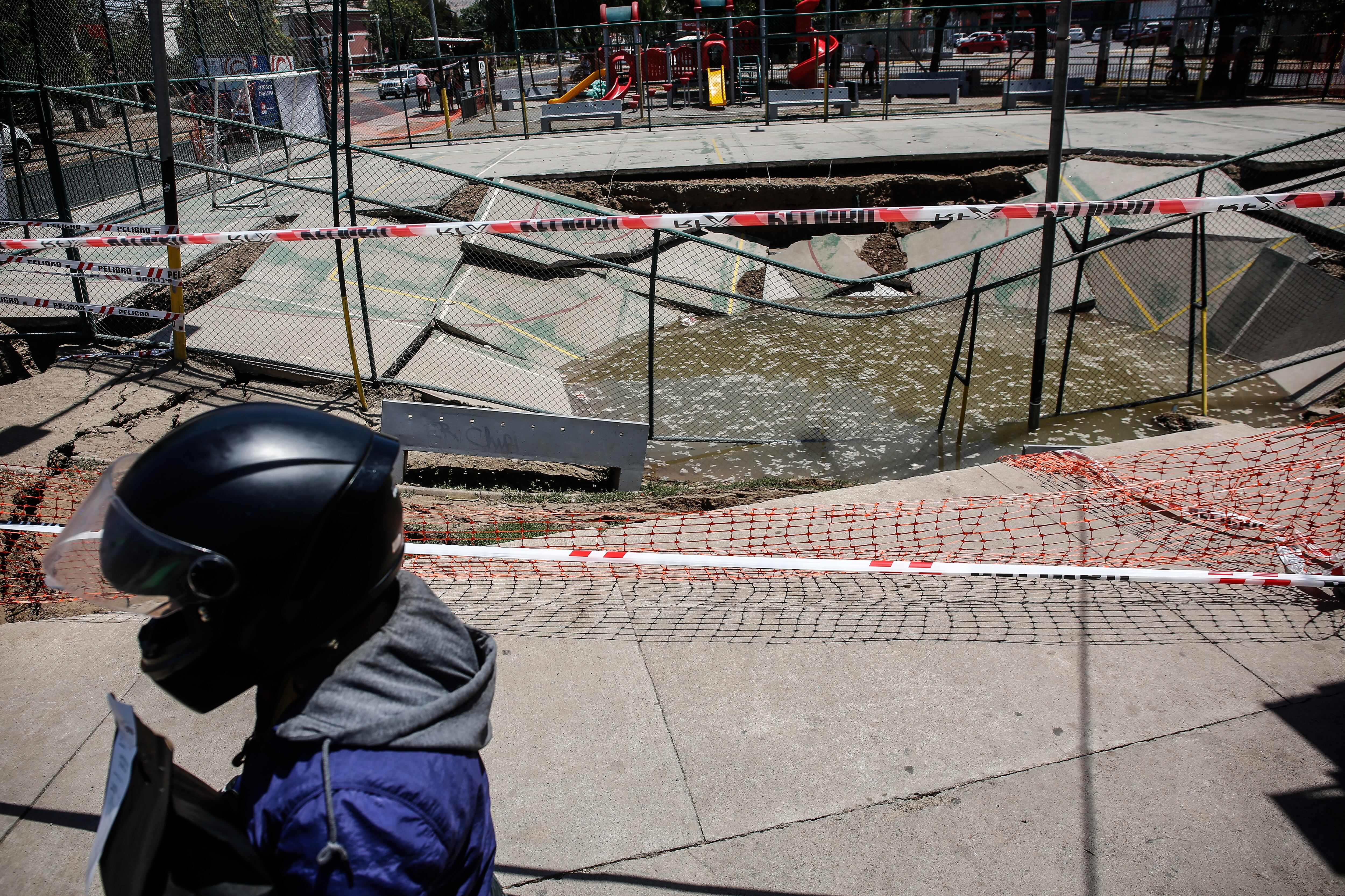 26 DE ENERO DE 2025 / SANTIAGOEl 23 de enero se inició una fractura de pavimento que terminó en un socavón en una multi cancha ubicada en Baron de Juras Reales con Santa Inés en la comuna de Conchalí
FOTO: DIEGO MARTIN /AGENCIAUNO