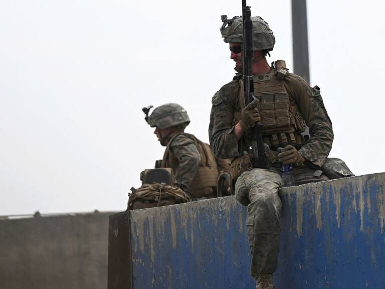 Soldados estadounidenses custodian el cerco del aeropuerto de Kabul