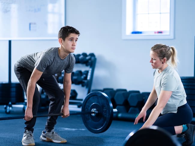 ¿Si un niño hace entrenamiento de fuerza, tendrá problemas de crecimiento? Revisa qué dice la ciencia y la edad ideal recomendada