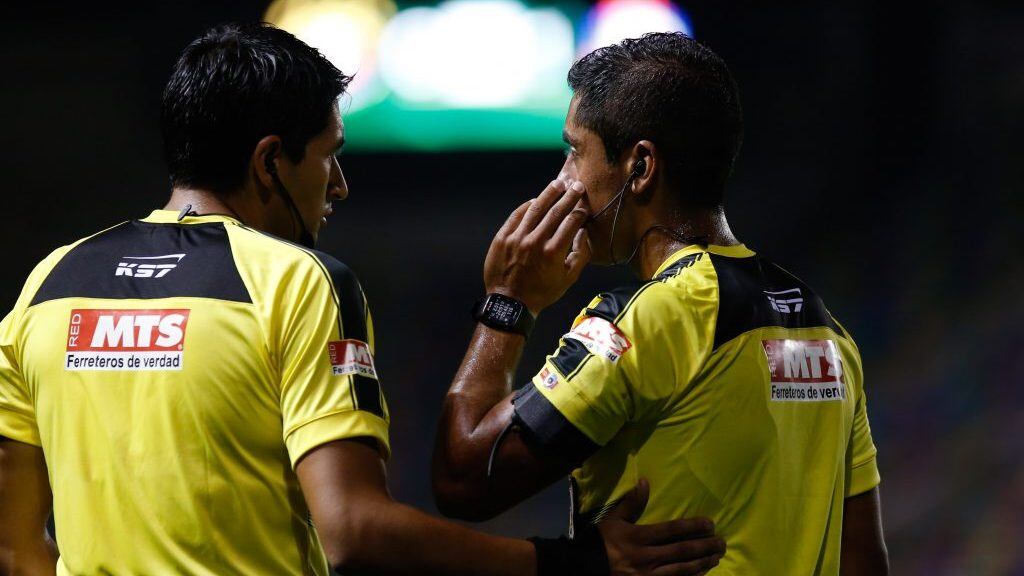 17 de Febrero  del 2019/SANTIAGOEl Arbitro del Partido Nicolas Gamboa determina suspender momentáneamente el partido luego de caer un objeto contundente al jugador de Deportes Antofagasta ,durante el partido valido por el campeonato AFP PLan Vital 2019, entre los equipos Audax Italiano vs Deportes Antofagasta, disputado en el Estadio Municipal de la Florida.
FOTO:FRANCISCO LONGA/AGENCIAUNO