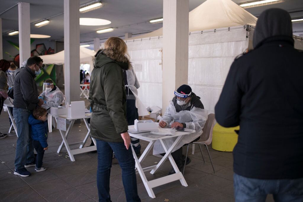 Trabajadores realizan exámenes del Covid-19 en Italia