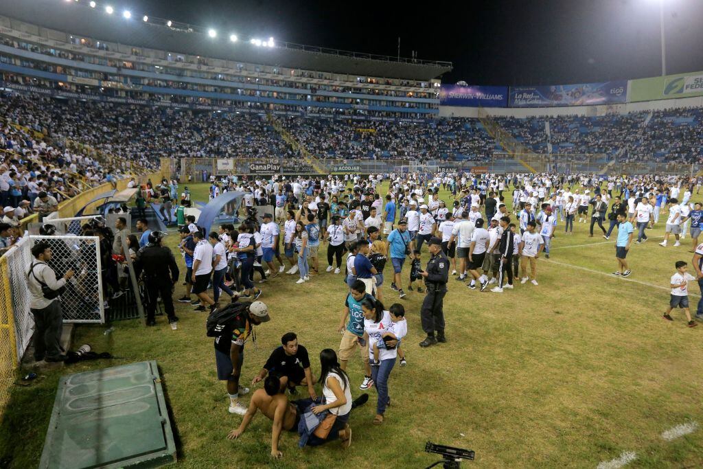 Avalancha humana causa tragedia en el estadio Cuscatlán de El Salvador