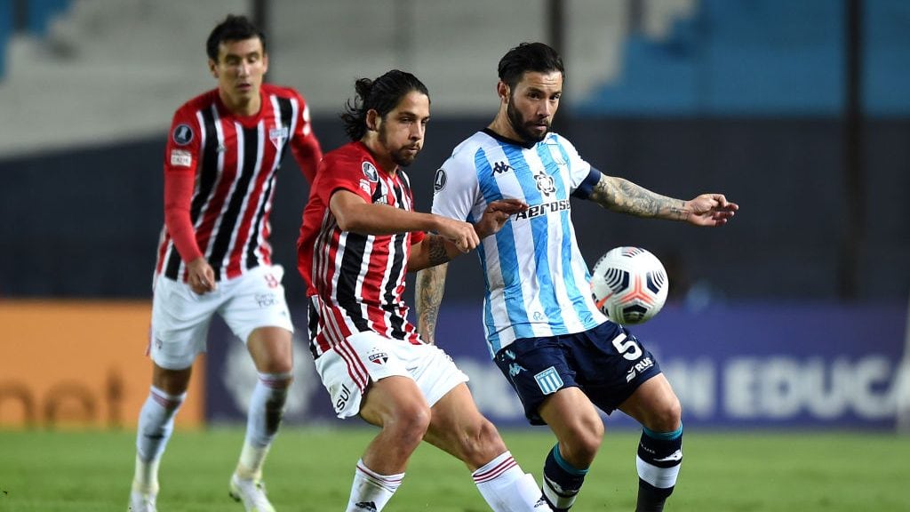 AVELLANEDA, ARGENTINA - MAY 05: Eugenio Mena of Racing Club fights for the ball with Martín Benítez of Sao Paulo during a match between Racing Club and Sao Paulo as part of Group E of Copa CONMEBOL Libertadores 2021 at Presidente Peron Stadium on May 05, 2021 in Avellaneda, Argentina. (Photo by Marcelo Endelli/Getty Images)