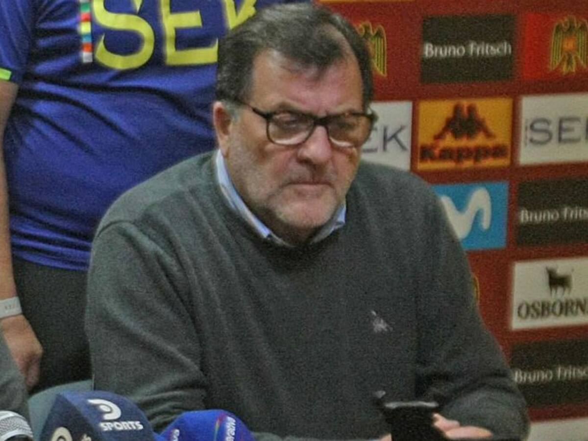 Jugadores de Unión Española encaran a Luis Baquedano por el estado de la cancha del Santa Laura
