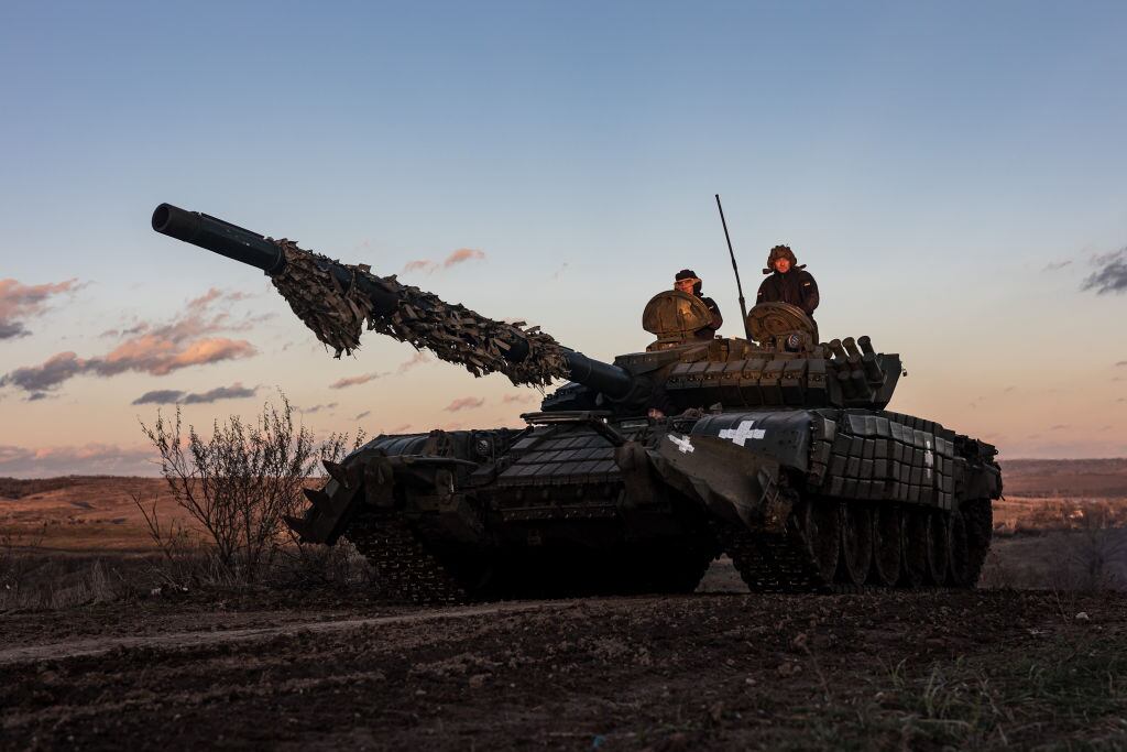 Militares de Ucrania avanzan sobre un tanque en la región de Donetsk